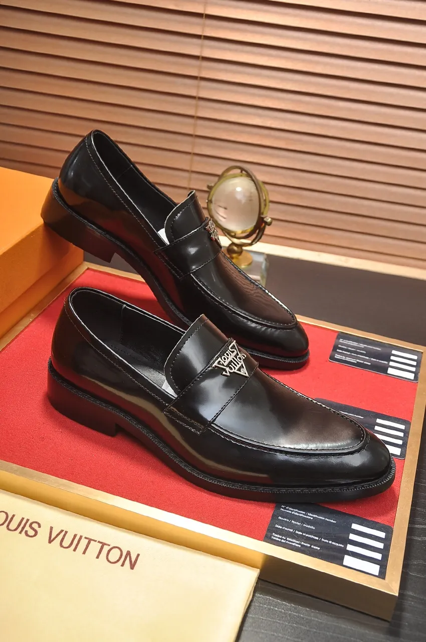Men's men's shoes 💰460💶 [LV] (all high-end sheep lining) 🍀LV's latest genuine leather business suit shoes are launched simultaneously on the official website. The first-layer cowhide imported from Italy is made of heavy gold, 💥official website 1:1 rubber outsole. Versatile to wear, high-end without losing class, and the color combination is extraordinary. This four-season style is alluring when worn on your feet, showing off your big-name flair. Standard code 38-45 (45 customized)